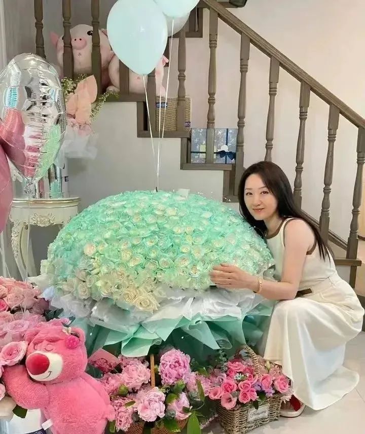 52岁杨钰莹在豪宅里自拍!穿小白裙嫩得像个“水蜜桃”,让人心动