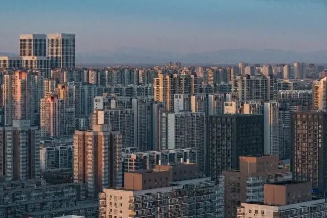 如果房地产市场真的无法复苏,可能会引发一系列特别严重的后果.