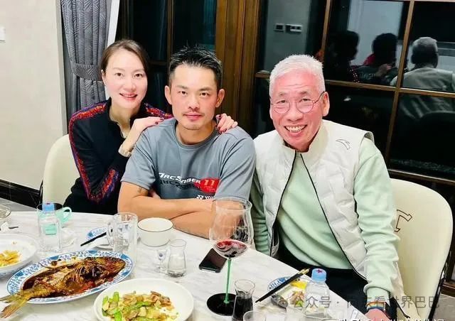 林丹带妻儿回农村过年!豪宅内景曝光好气派,6岁儿子像林丹翻版