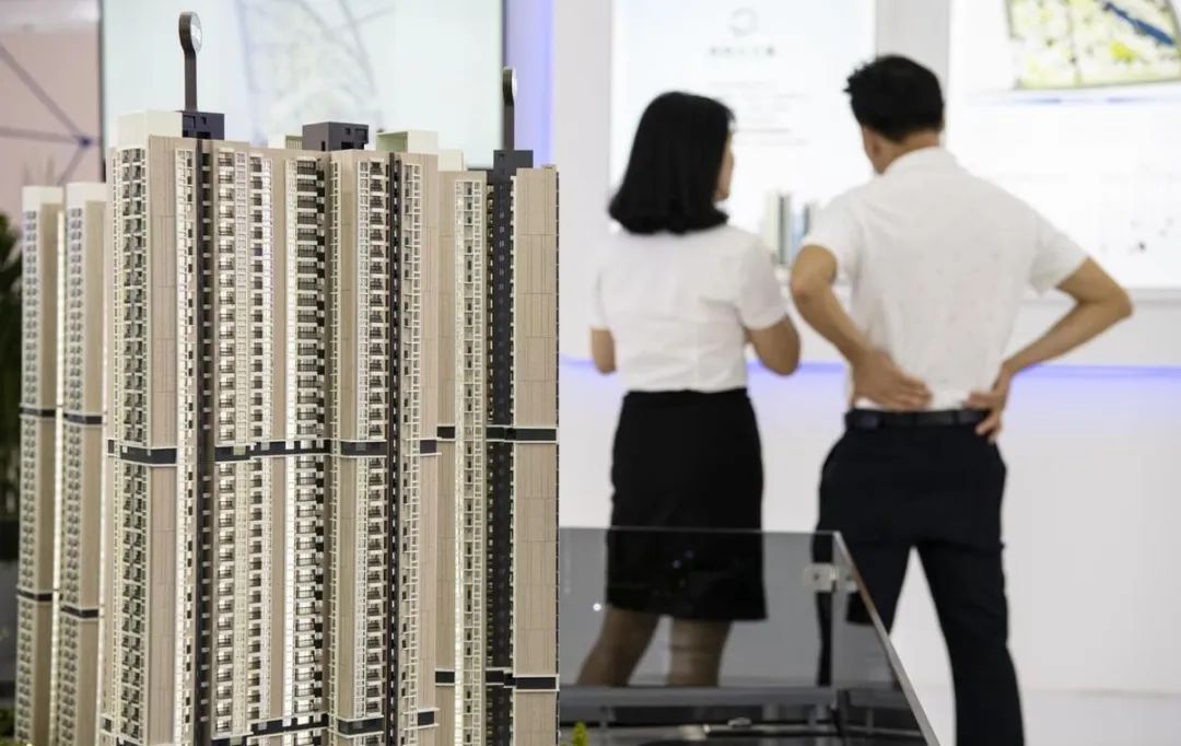 又一座城市“房产泡沫破裂”?均价从3.4万降到1.8万,看房人寥寥