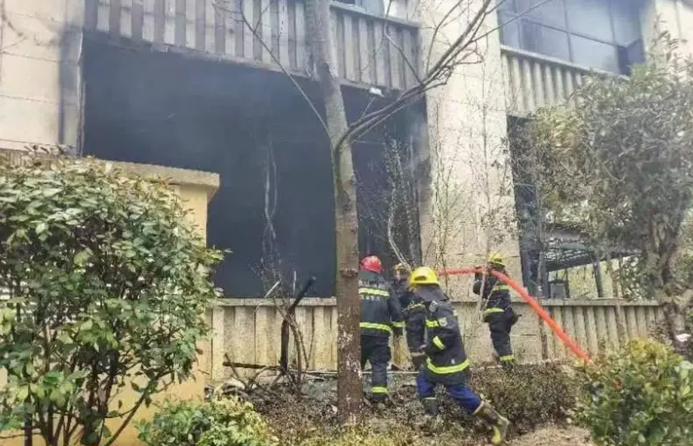 邵阳一售楼中心被两名孩子烧毁