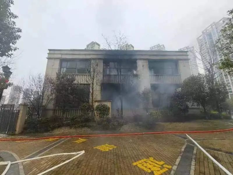 一个6岁,一个7岁,烧毁了售楼中心