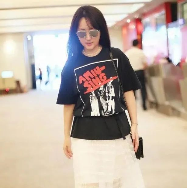 52岁杨钰莹在豪宅里自拍!穿小白裙配黑长直像个小女生,让人心动