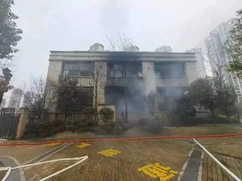 又闯祸了!一个举动,两孩子烧毁售楼中心......网友:实力坑爹啊!