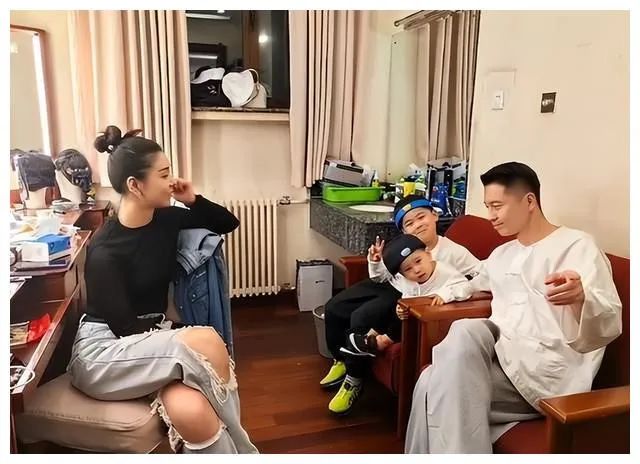 王雷一家新加坡过年豪宅引质疑:是否考虑移民?