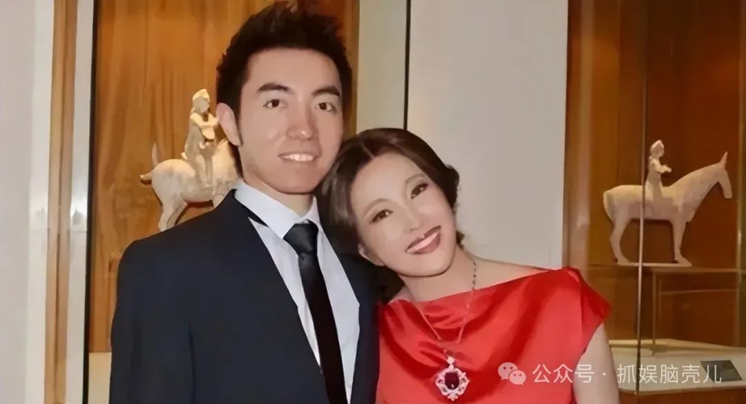 豪宅里对小鲜肉“投怀送抱”,70岁和年轻人看起来像同龄人,刘晓庆穿红裙太美了.